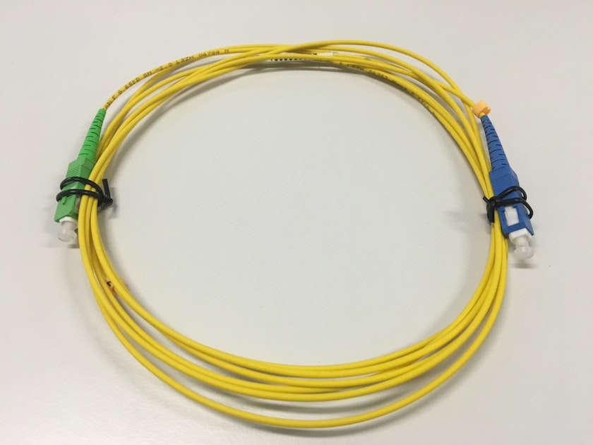BCC SOLUTIONS CONNECTING CABLE-FIBRE SM OS2 SC-APC/SC-UPC/2m (E ...