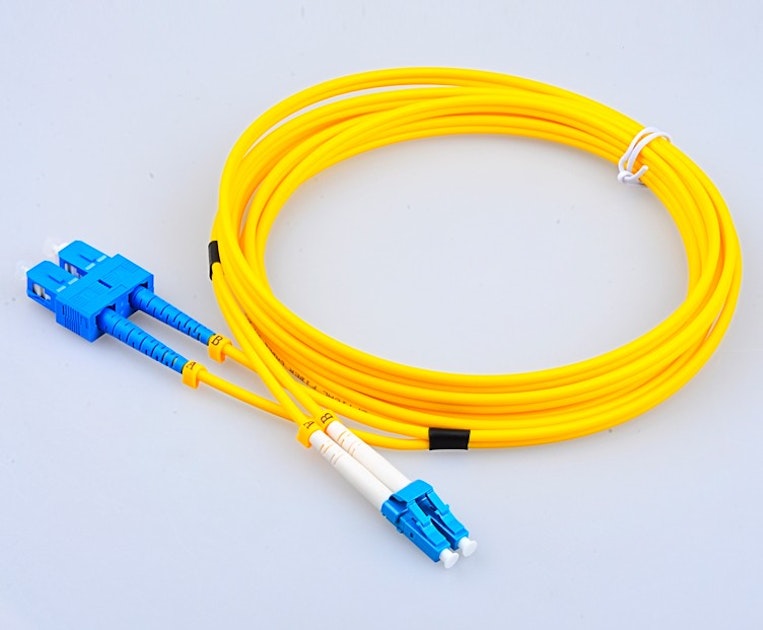 Cavo di giallo della fibra del duplex del cavo a fibre ottiche 3.0mm Cavo di giallo della fibra del duplex del cavo a fibre ottiche 3.0mm