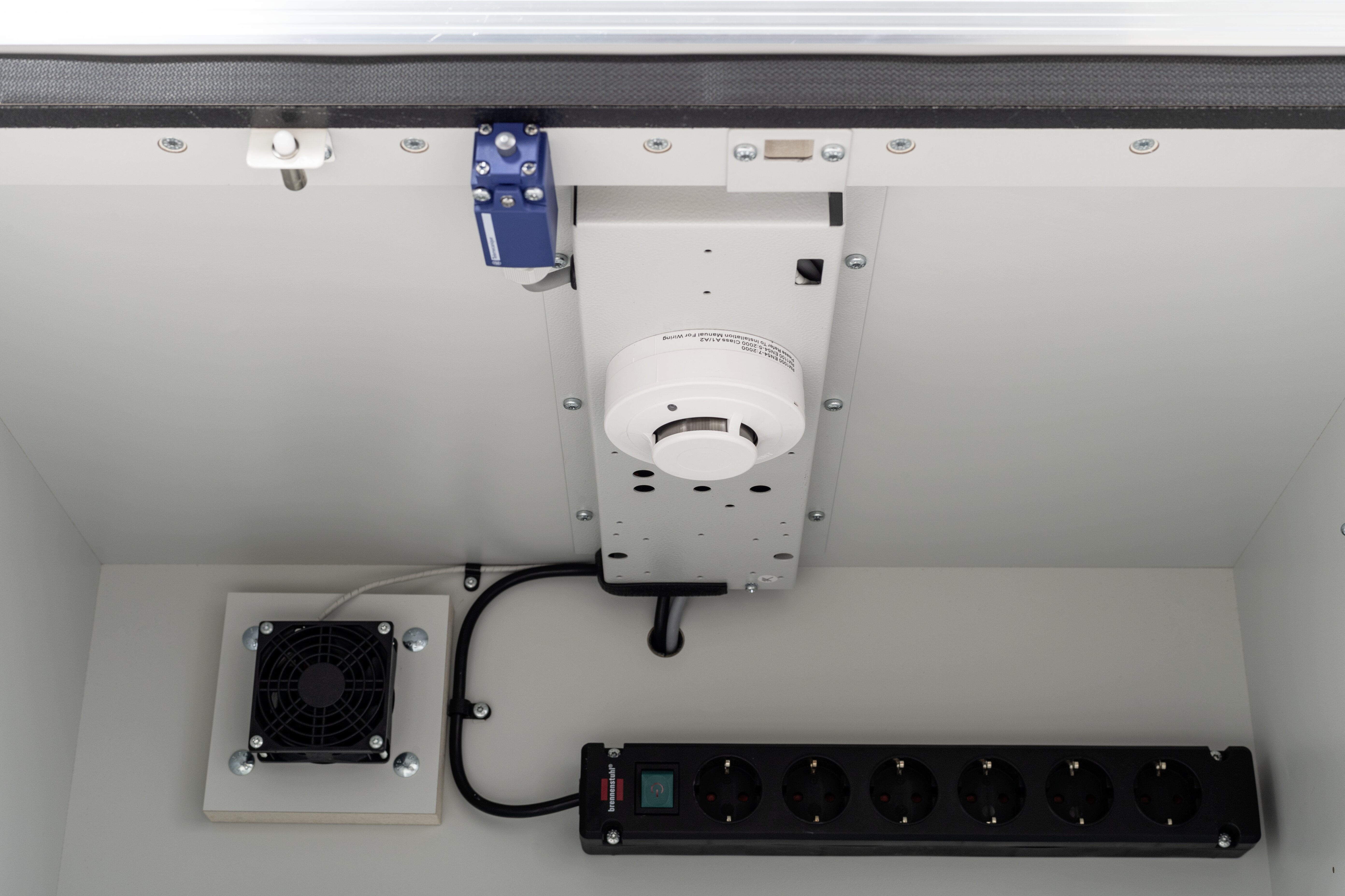 cemo Battery charging cabinet premi 8/5 1-phase lockex