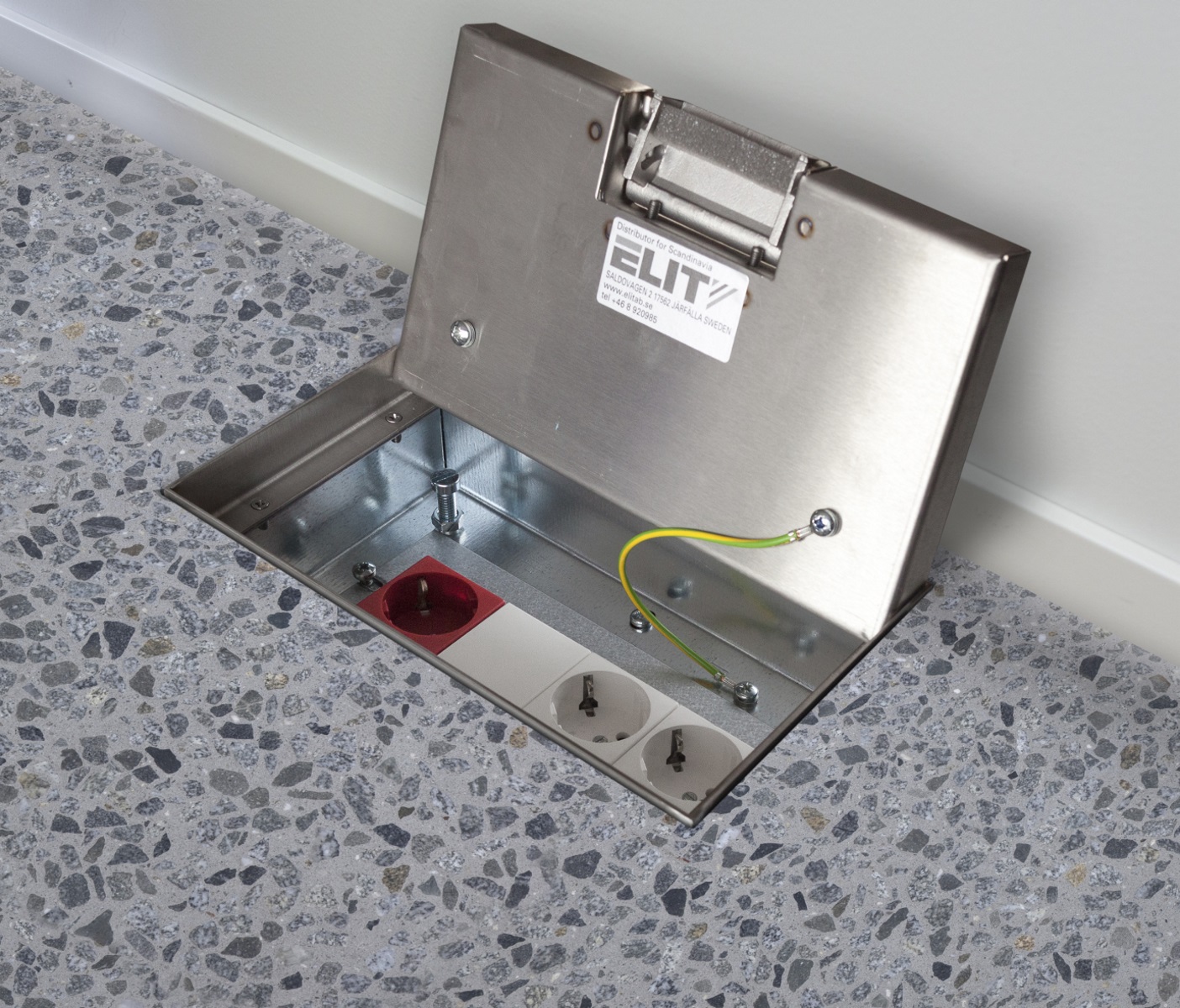 GOLVBOX STÅL 4 UTTAG FLÄNS