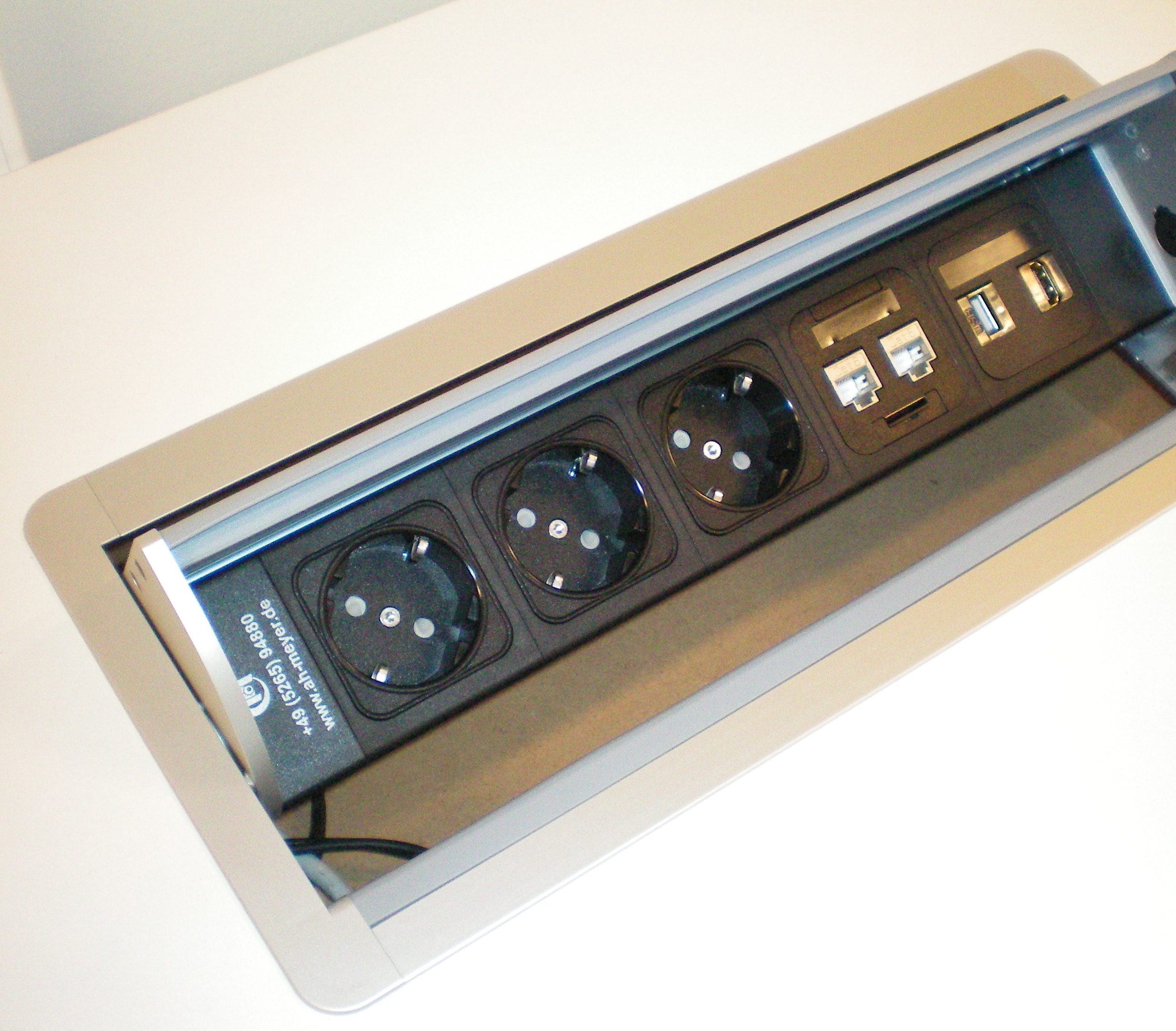 M BOX AXIAL 3EL 2XC6 HDMI USB