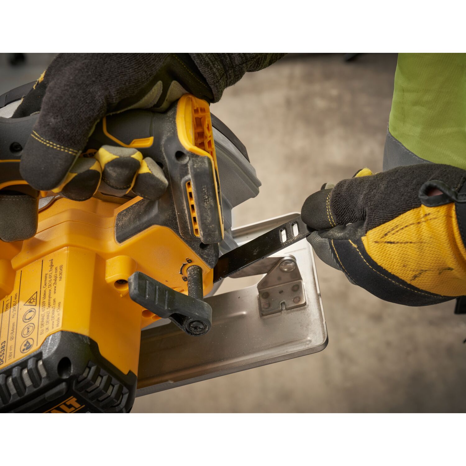 dewalt Cirkelsåg dewalt dcs383n metall 18v 184mm carton