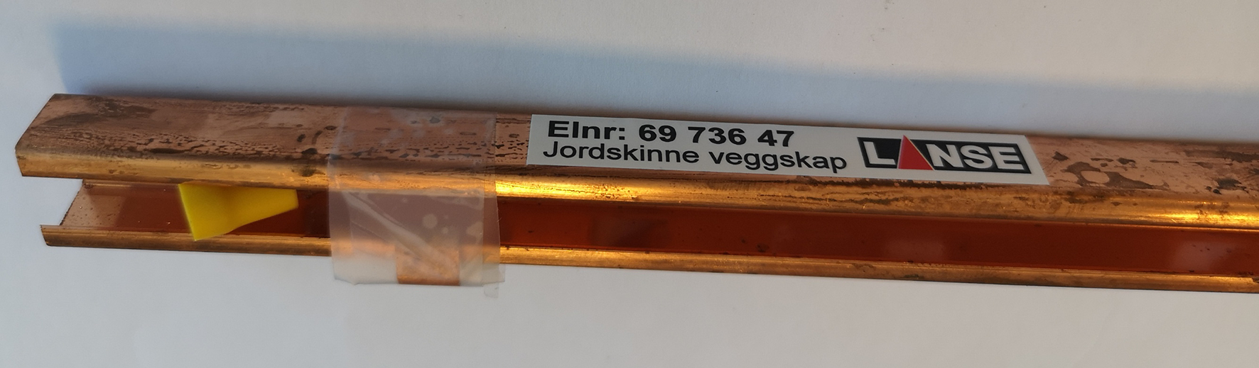 JORDSKINNE VEGGSKAP M/KABELSKO & C-PRESS LANSE