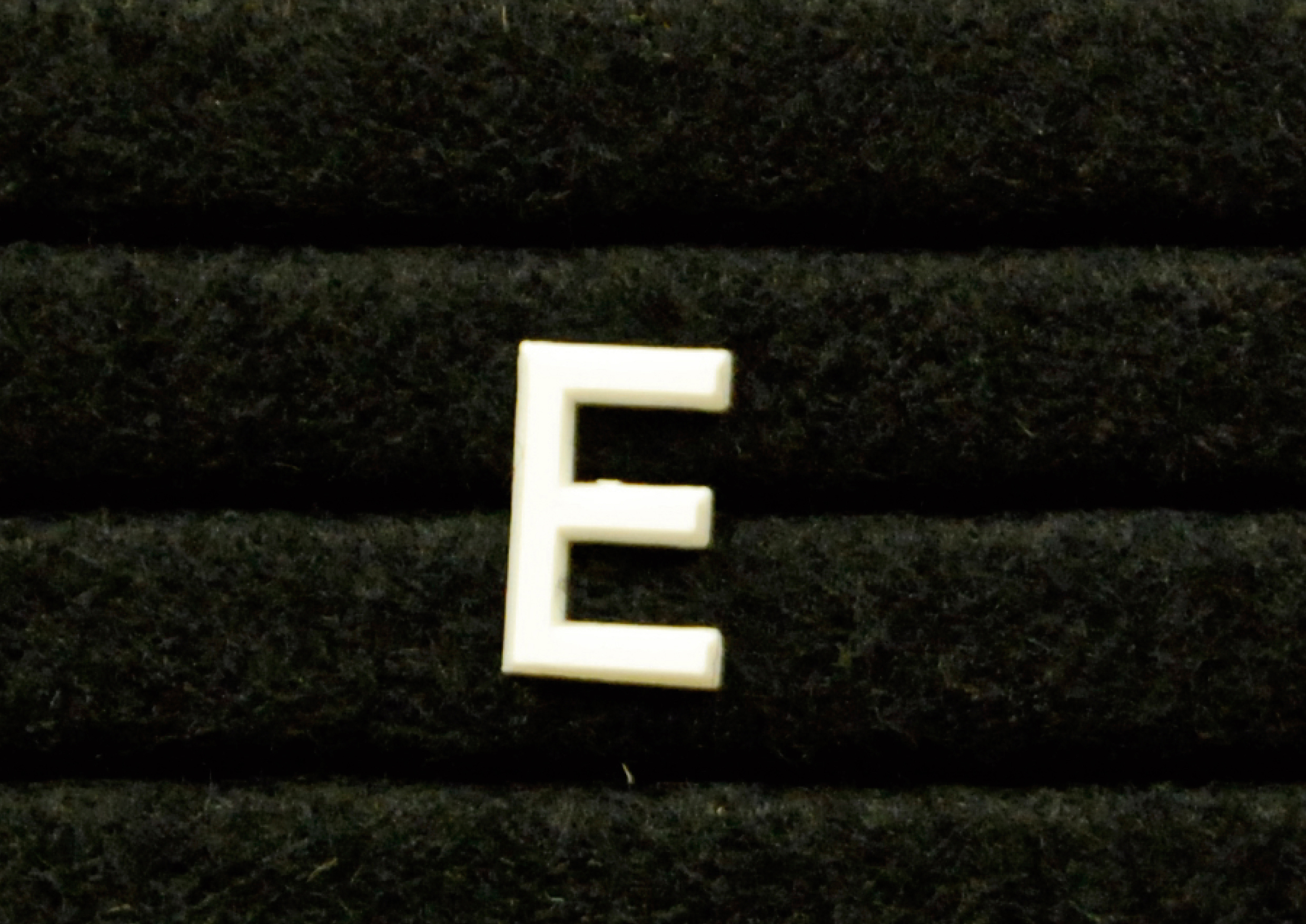 undefined Plastic letter e 13mm white