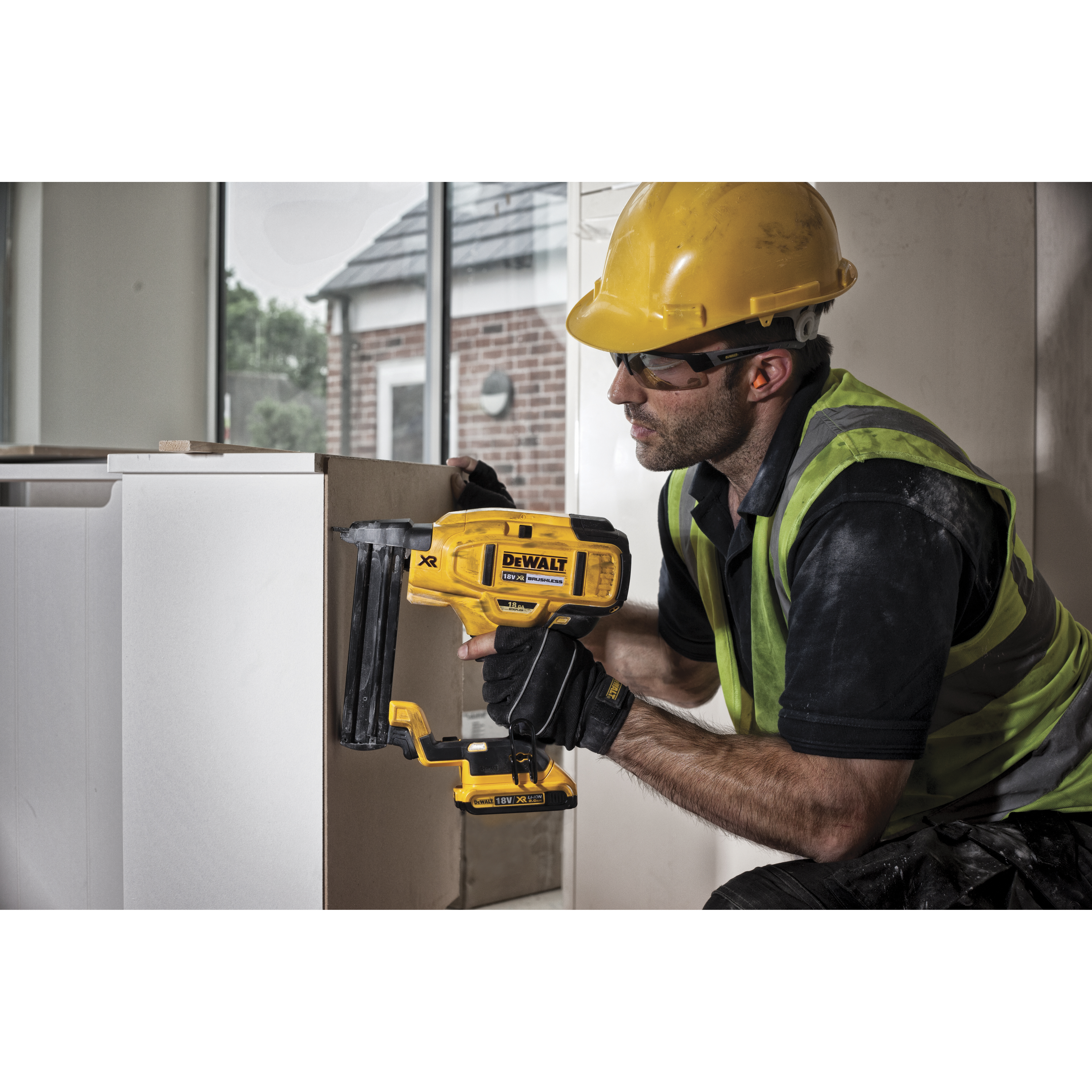 dewalt Narrow crown stapler dewalt dcn681n bare 18v