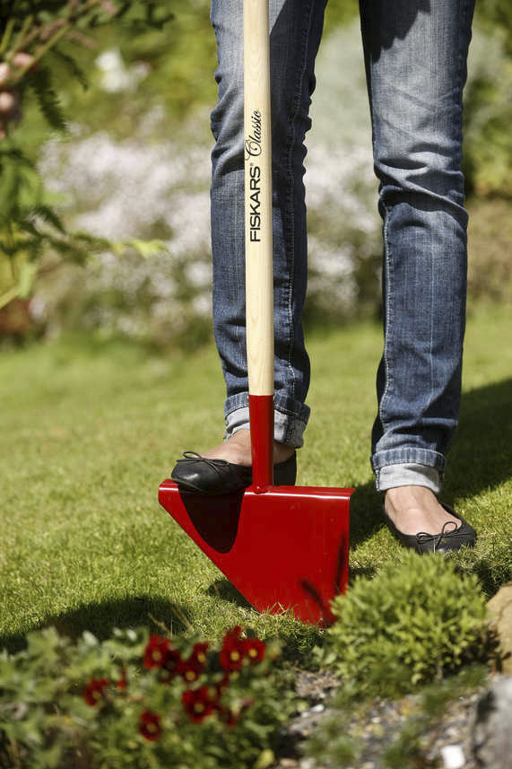 fiskars Lawn edger fiskars classic red