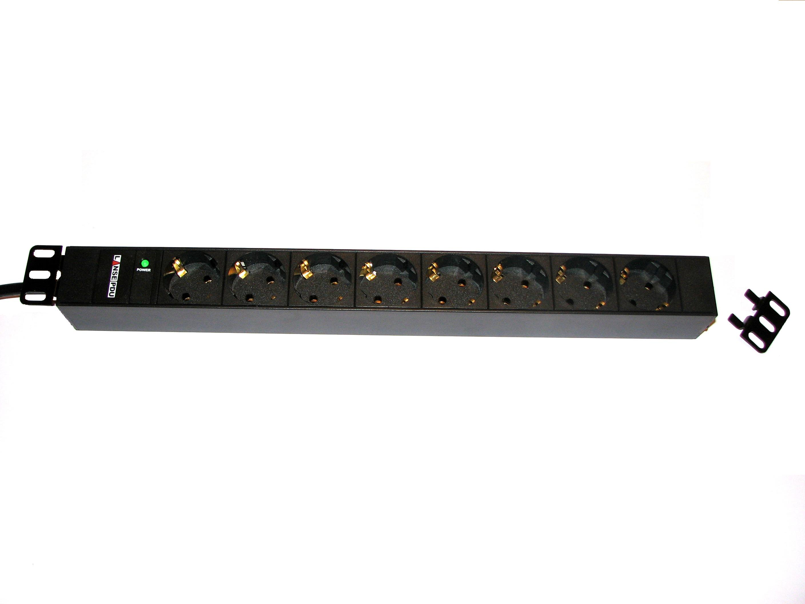STRØMSKINNE 19" 8X16A/230V M/FESTEBRAKETTER SUPERACK
